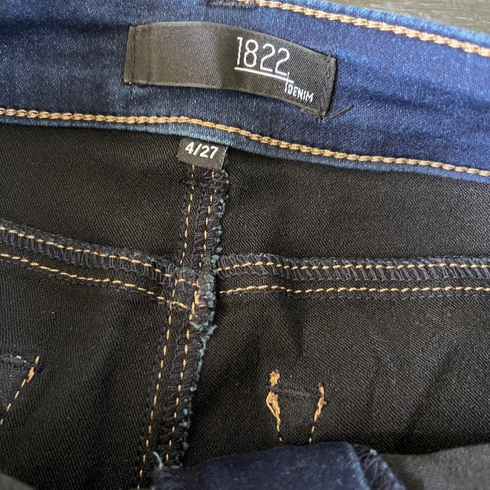 1822 Denim Shorts worn once. Like new. Super soft stretch 3 inch inseem (approx) - Picture 5 of 5